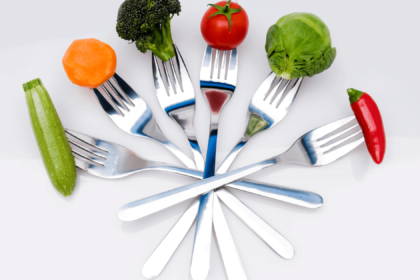 vegetables are held by forks in an arc shape